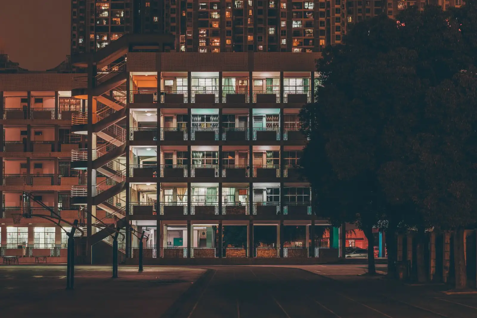 厦门摄影工作室灯光系统搭建:三脚架与柔光箱的搭配方案