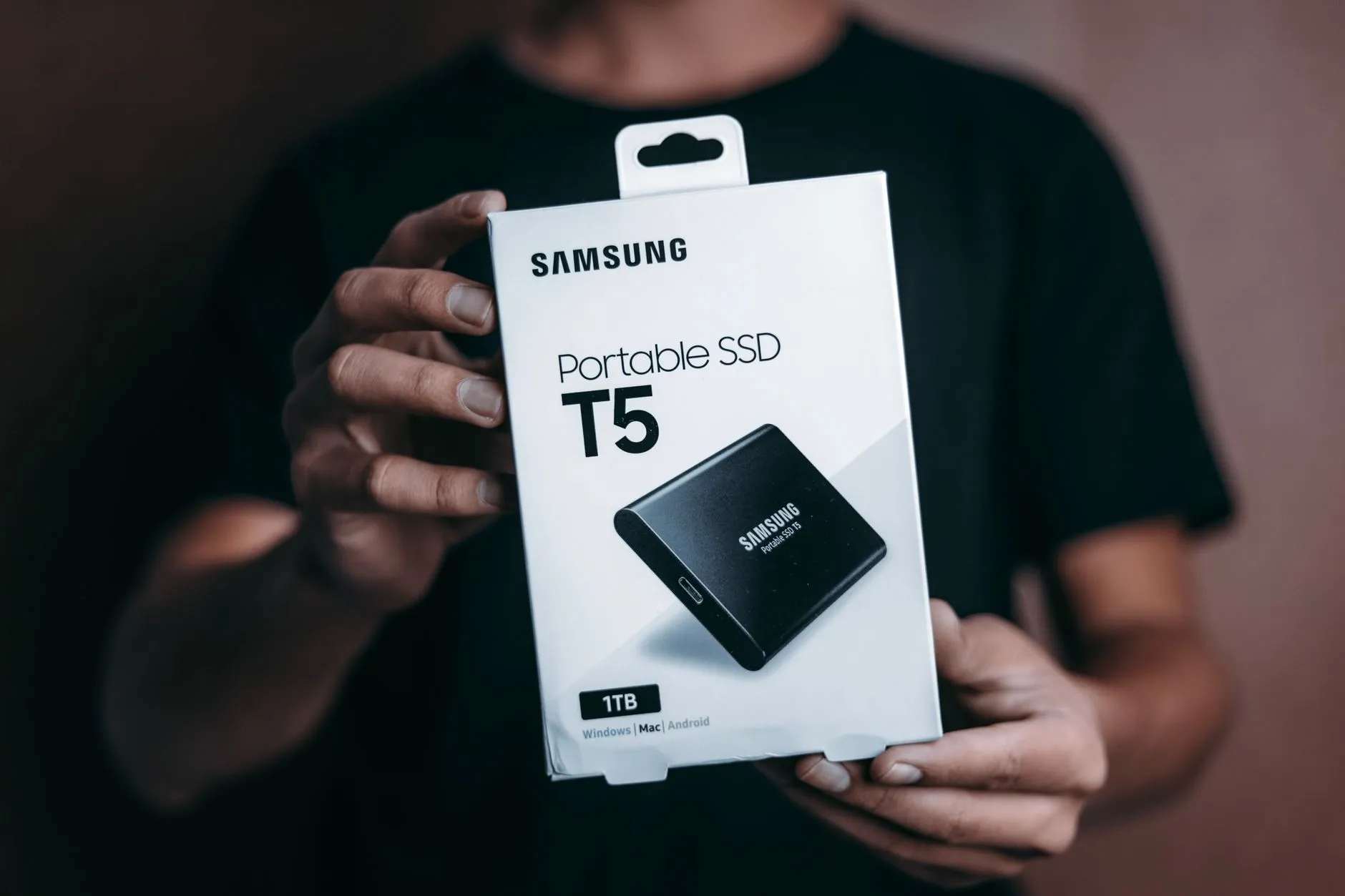 三脚架与反光板组合应用指南：户外拍摄稳定补光技巧