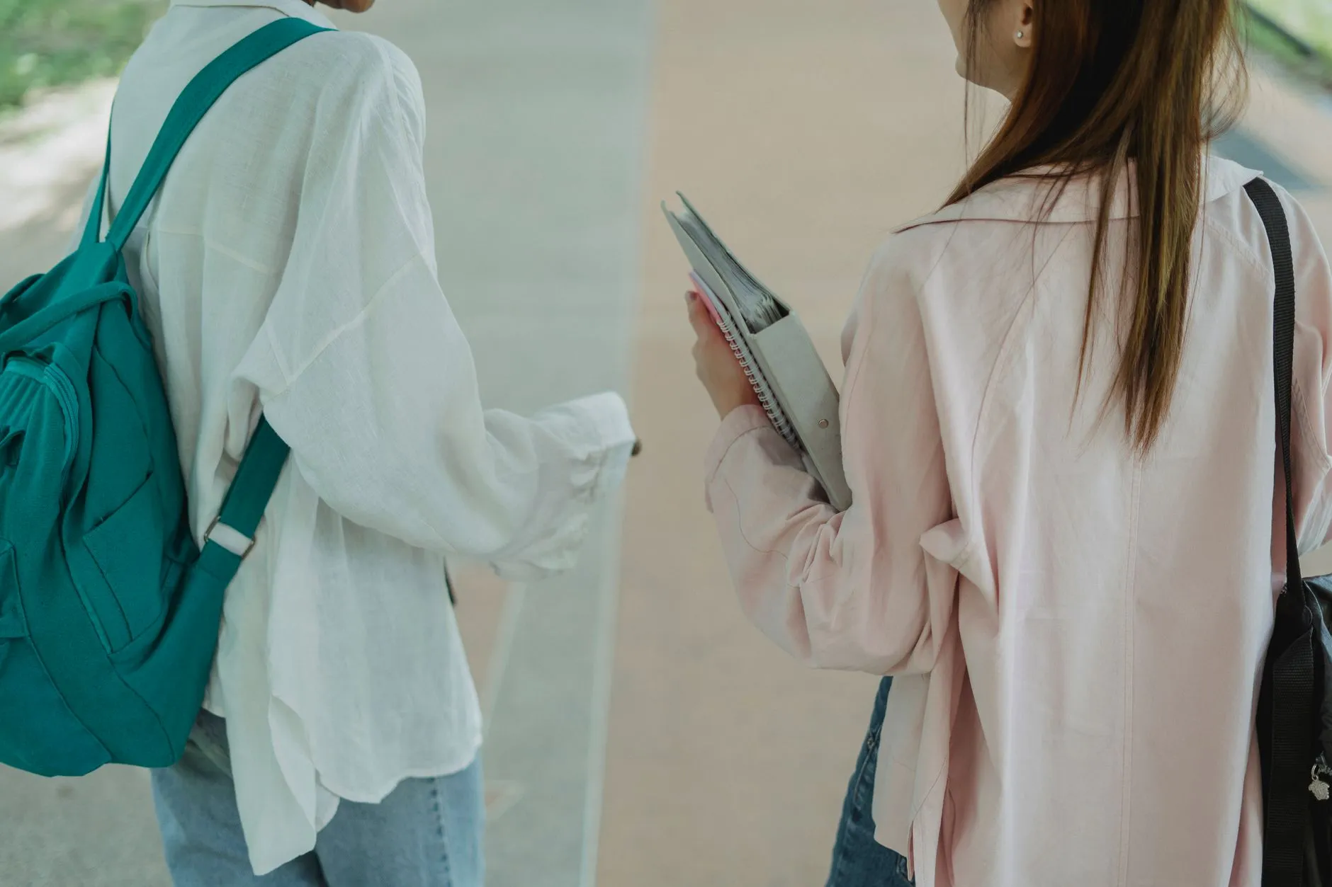摄影三脚架材质与结构选型对稳定性的影响分析