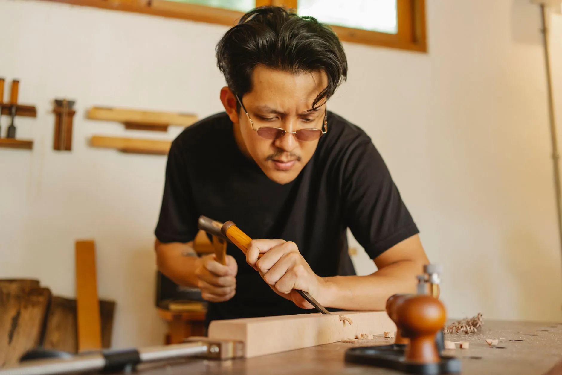 厦门兴谣城撑科技三脚架与补光灯组合方案在影视拍摄中的应用解析