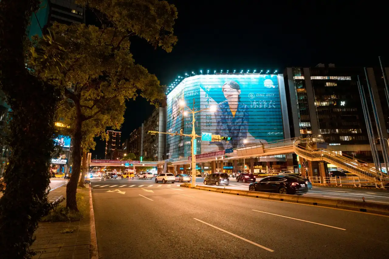 影视工作室布光方案设计：反光板与摄影背景布在专业拍摄中的应用解析