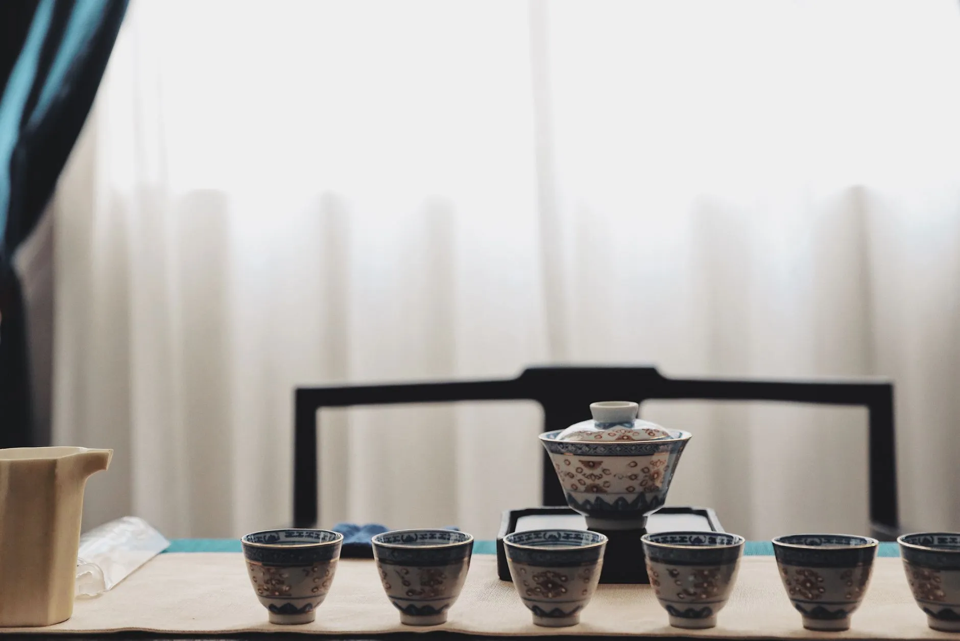 厦门摄影工作室灯光系统搭建:三脚架与柔光箱的搭配方案