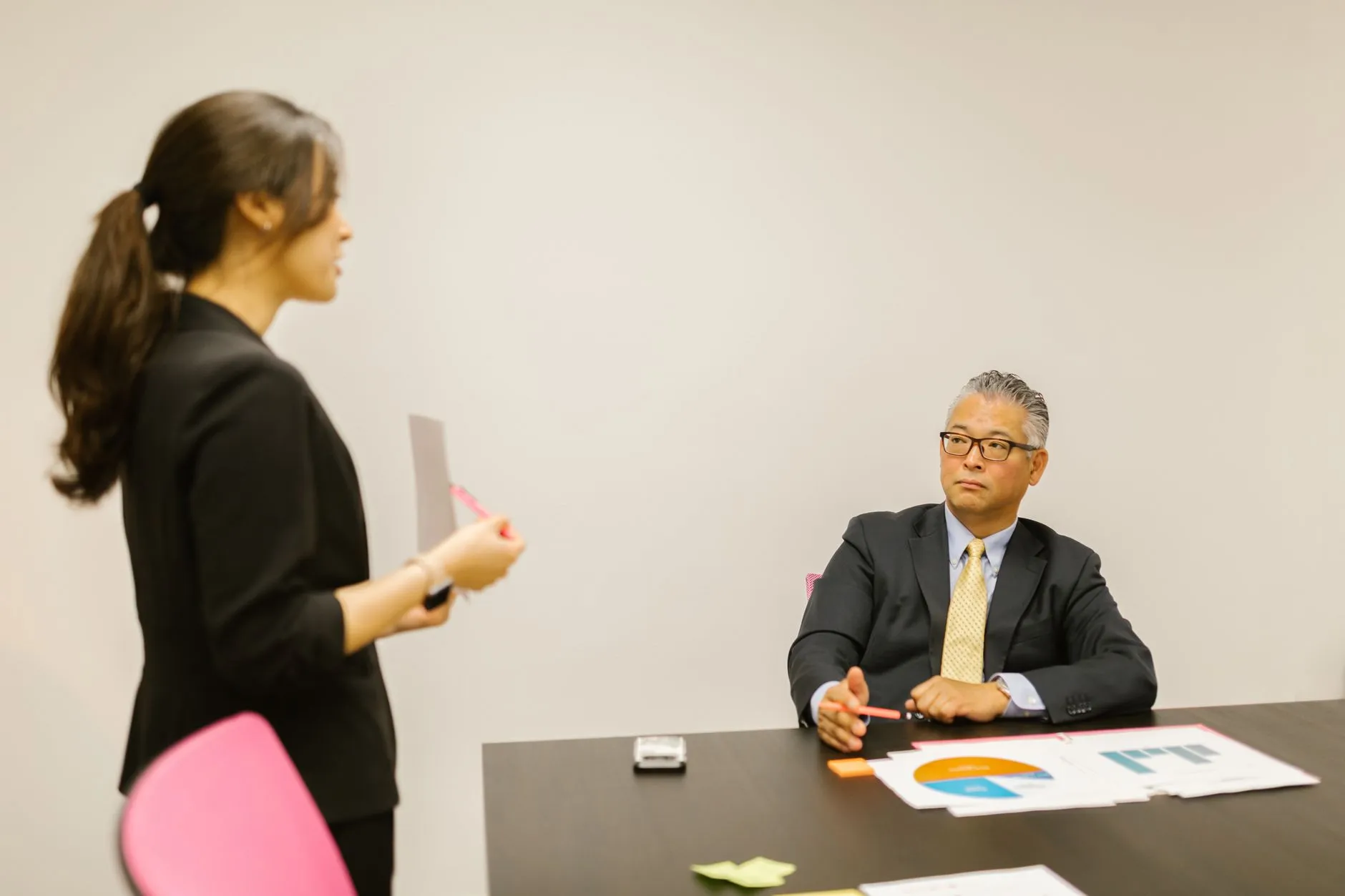 三脚架与补光灯在电商产品拍摄中的协同应用方案设计